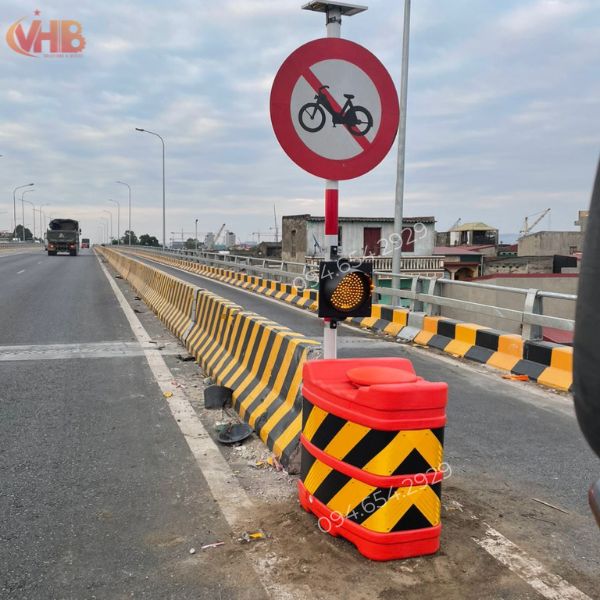 Báo Giá Đèn Chớp Vàng Cảnh Báo Giao Thông Mới Nhất Năm 2025 2 Đèn chớp vàng năng lượng mặt trời