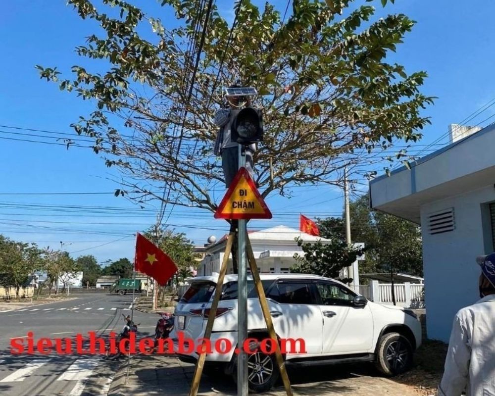 Đèn tín hiệu giao thông chớp vàng NLMT D300 3 Đèn tín hiệu giao thông chớp vàng NLMT D300