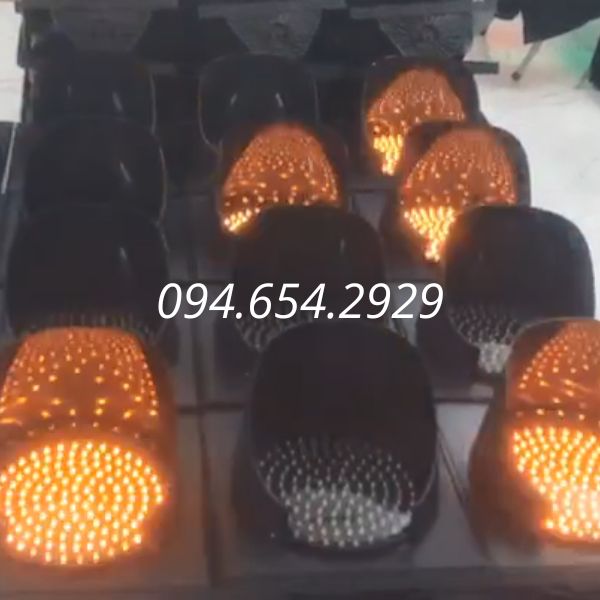 Đèn chớp vàng D300 sử dụng chip LED Nichia